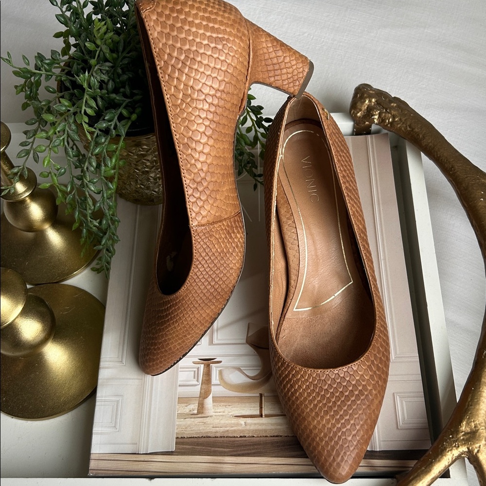 Vionic Tan Textured Shoes 8